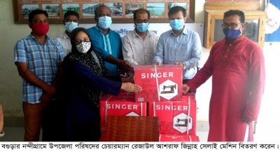 নন্দীগ্রামে উপজেলা চেয়ারম্যানের সিলিং ফ্যান ও সেলাই মেশিন বিতরণ